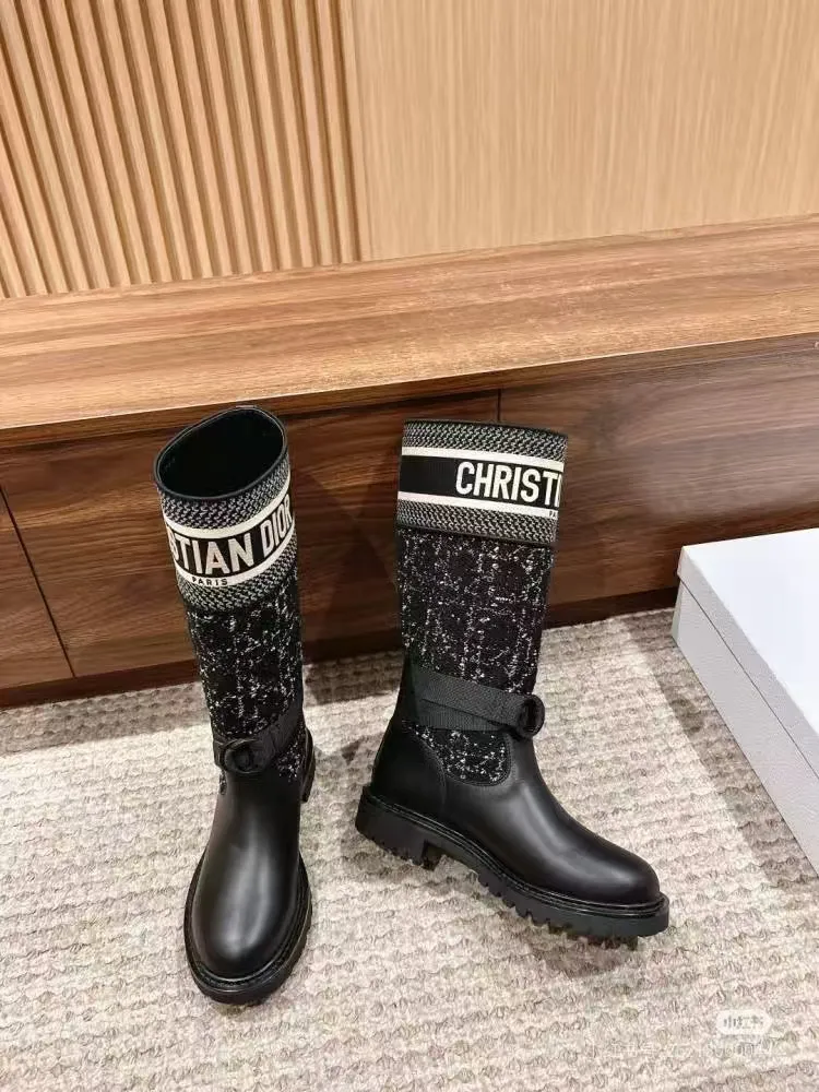 👟👟Ex-factory price 600👟👟, Dior embroidered graffiti boots, regardless of season or outfit, can be easily worn in various occasions. Putting on this pair of Dior embroidered boots is like stepping into a fashion universe full of art. This pair of boots was born in the 2013 autumn and winter series. It breaks the rules and does not follow the trend of pursuing gorgeousness. Instead, it tells the brand's dedication to quality with a low-key and deep luster. The square toe design abandons the sharp edge and adds a bit of mature and stable temperament. Whether it is paired with an elegant long skirt or a smart trousers, it can be easily controlled without any sense of violation.   The most eye-catching thing is the exquisite embroidery on the boots. Every stitch and thread is the hard work of craftsmen, and it is the perfect fusion of traditional craftsmanship and modern design. These embroideries are not simple decorations, but lively stories that slowly unfold on the uppers of the boots, giving these boots a unique soul. Wearing it, you are not only showing your fashion sense, but also demonstrating your ultimate pursuit of quality of life. Every step you take shows Dior's unique elegance and confidence.  Material: First-layer cowhide + sheepskin lining + rubber non-slip outsole Number of yards: 35-40 yards Color: black apricot